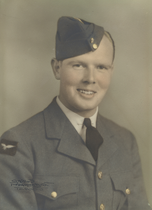 Portrait d’un jeune homme en uniforme militaire.