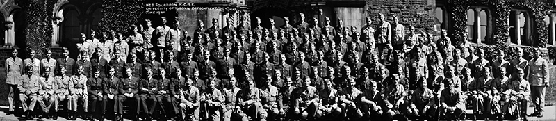 Cliché noir et blanc d’une très grande classe de finissants.