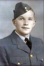 Portrait du jeune Elmo portant une tenue militaire et une casquette.