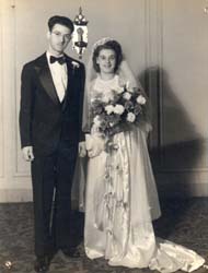 Les mariés le jour du mariage à l’église.