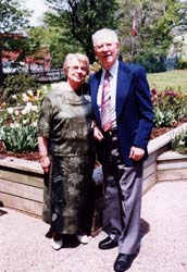 Photo récente de Marianne et Lawrence avec des jardins derrière eux.