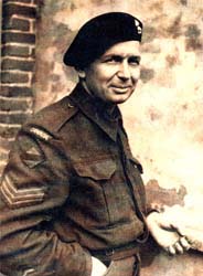 Portrait du jeune Walter en tenue militaire et béret.