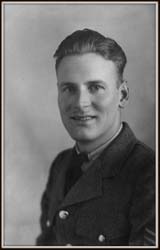 ête et épaules photo armée de jeune Ralston souriant.