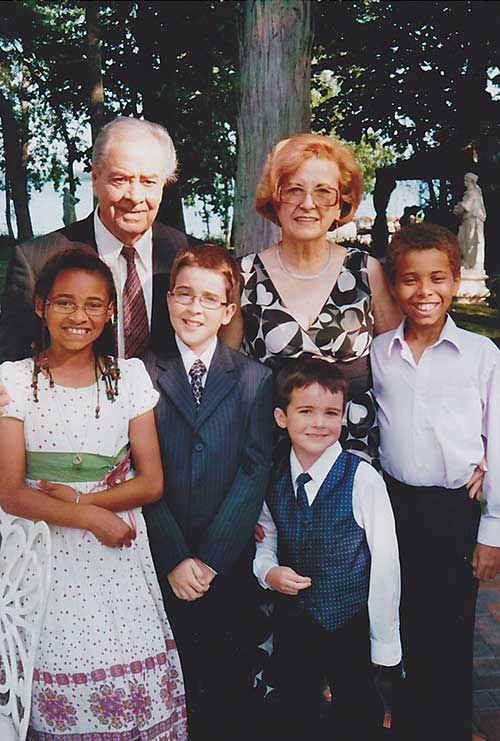 Des grands-parents avec quatre petits-enfants.