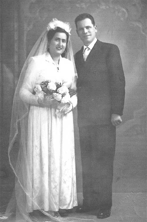 Vieux portrait des mariés le jour de leur mariage.