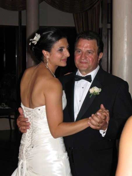 Une mariée et son père dansent lors d’une soirée de noces.