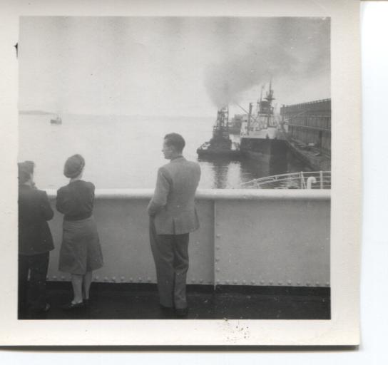 L'homme et la femme sur le pont du navire Aquitaine.