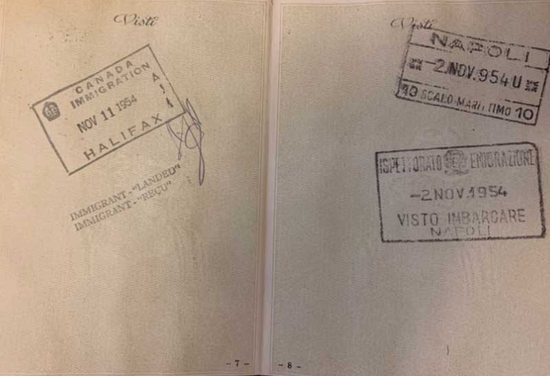 Ancien passeport ouvert aux pages avec des timbres d’immigration.