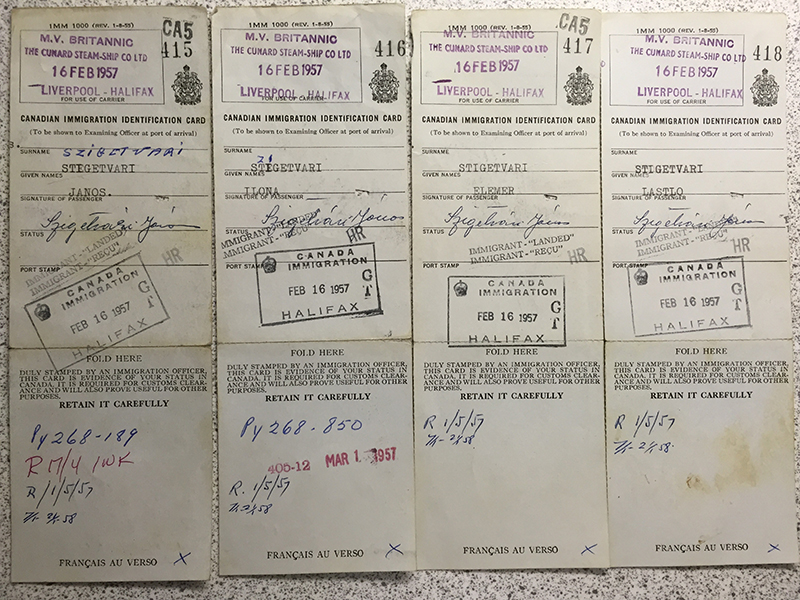 Anciennes cartes d’identité canadiennes pour une famille de quatre personnes.
