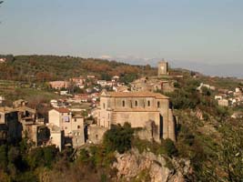 Vue aérienne d’une magnifique ville dans les collines en Italie.