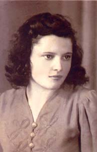 Portrait aux tons sépia de Teresa, regardant de côté.