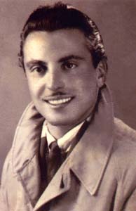 Portrait sépia de Vittorio, avec moustache et cheveux lisses.