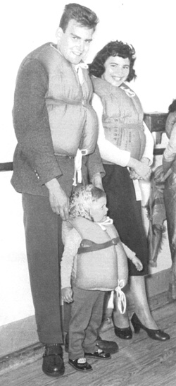 Homme, femme et enfant portant des vestes de sauvetage.
