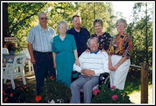 Membres de la famille Beuker à l’extérieur, sur le patio, lors d’une journée ensoleillée.