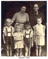 Mère et père avec deux garçons et deux filles devant.