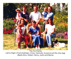 Plan du jardin de membres de la famille assis et debout.