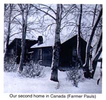 Une couverture de neige sur la maison et les arbres environnants.