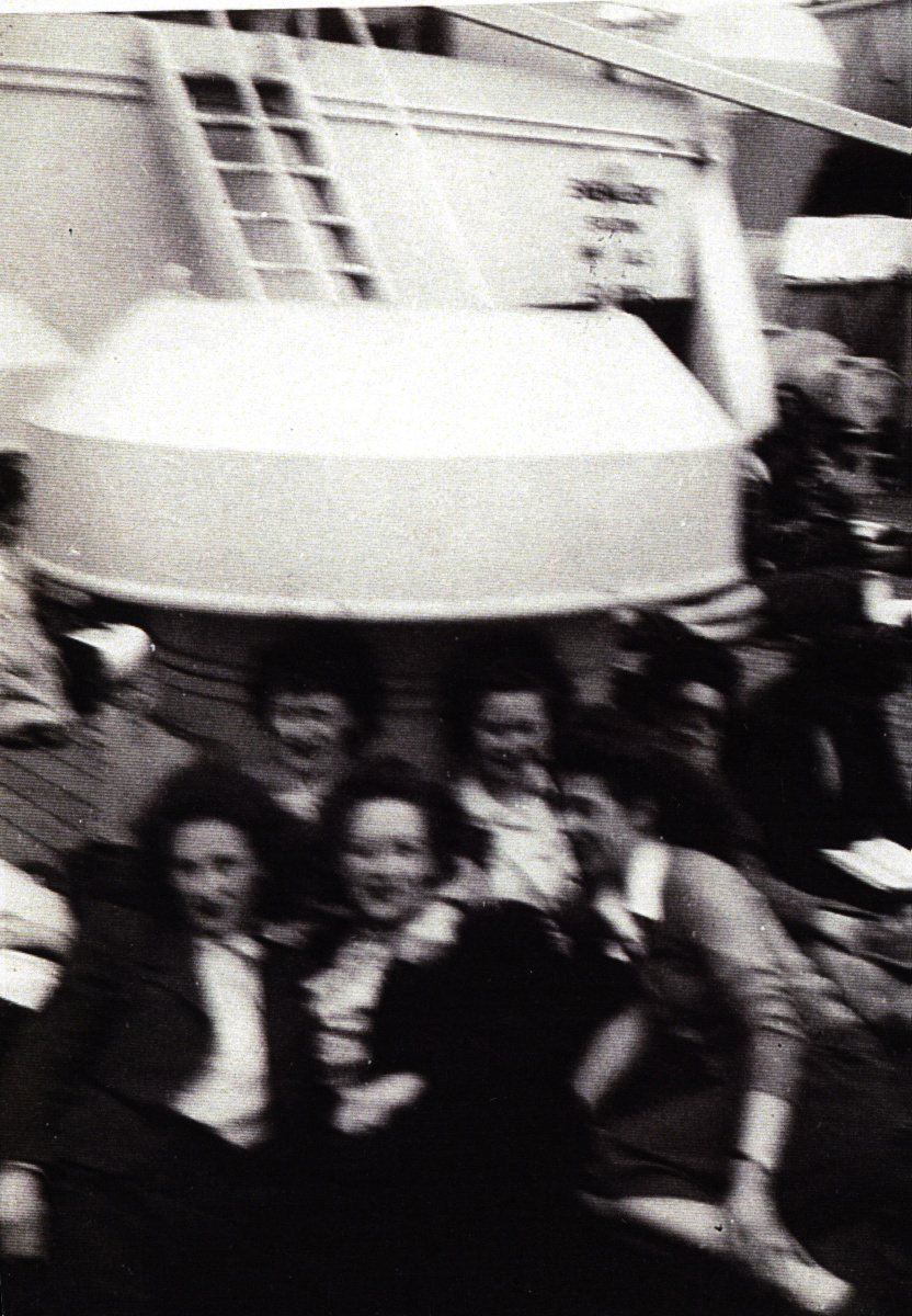 Plusieurs jeunes gens sur le pont du navire, Georgic