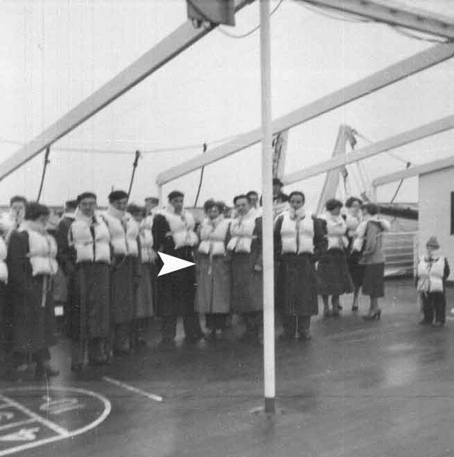 Groupe d’hommes et de femmes en gilet de sauvetage.