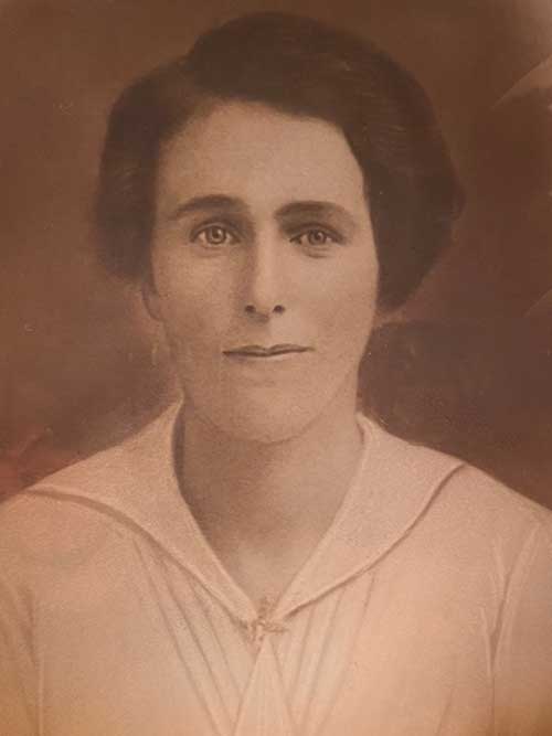La tête d’une jeune femme.