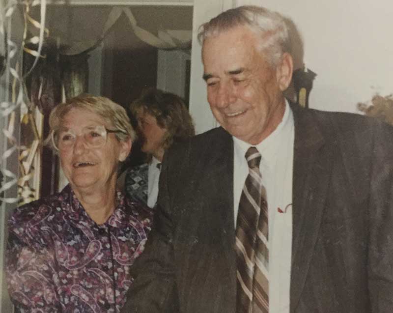 Un jeune homme et une jeune femme sourient à la caméra.