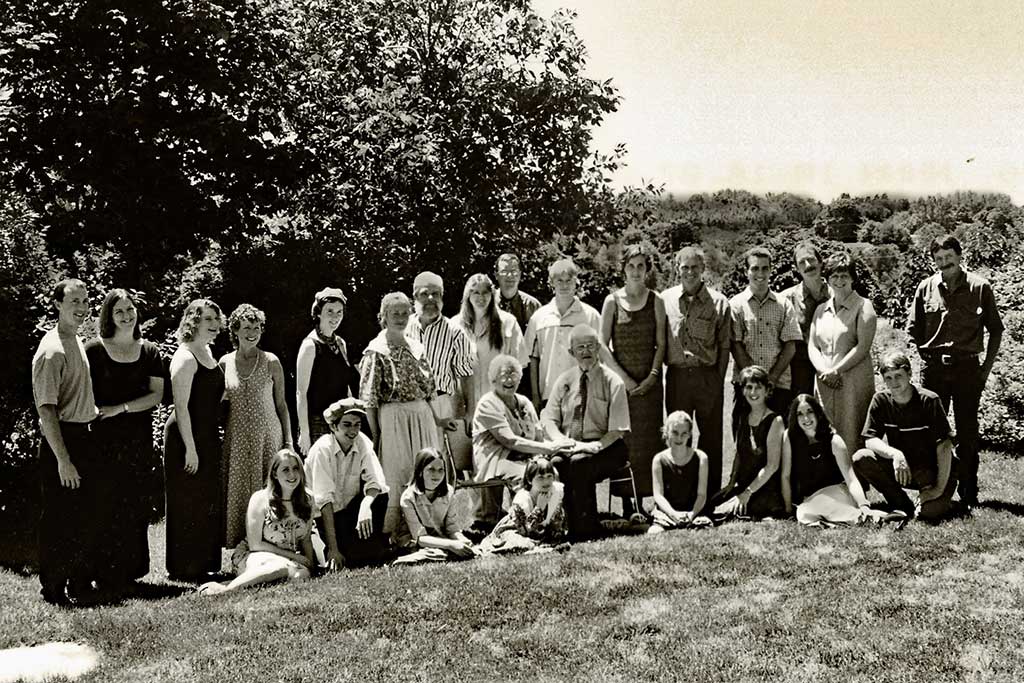 Portrait moderne en noir et blanc d’une grande famille.