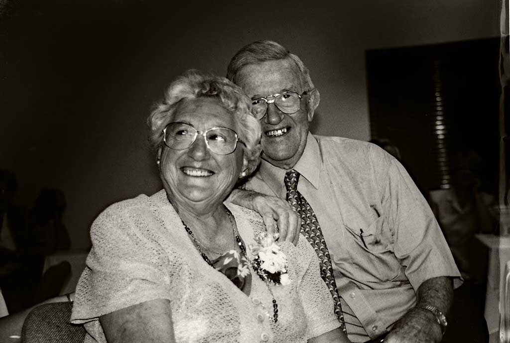 Un couple très heureux sourit à la caméra pour leur anniversaire.