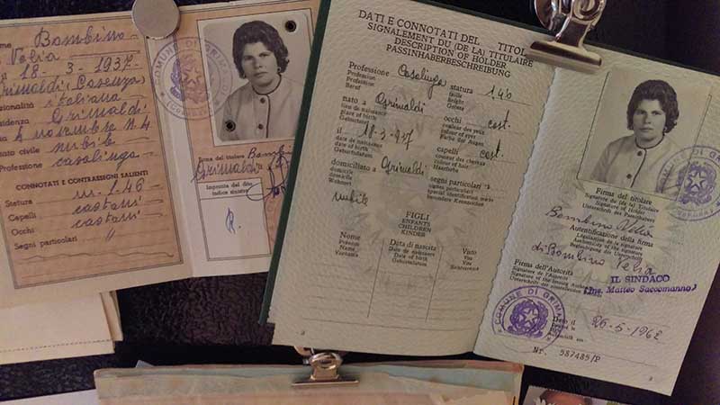 Les passeports ouverts sont attachés à une planche à pince.