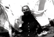 Photographie obscurcie montrant une femme devant une aire blanche.
