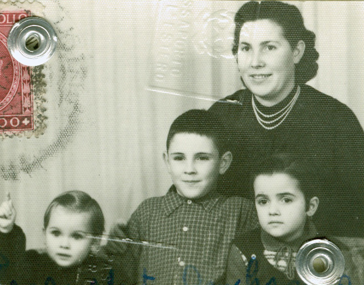 Gros plan de la photo passeport de Ambrosina et les enfants.