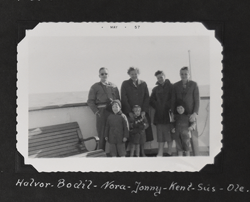 Quatre belles dames avec trois enfants dans un bateau.