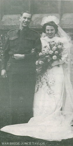 Mariée et marié le jour du mariage, mariée avec voile et énorme bouquet.