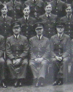 Gros plan d'un jeune homme dans un plus grand portrait de l'unité armée de l'air