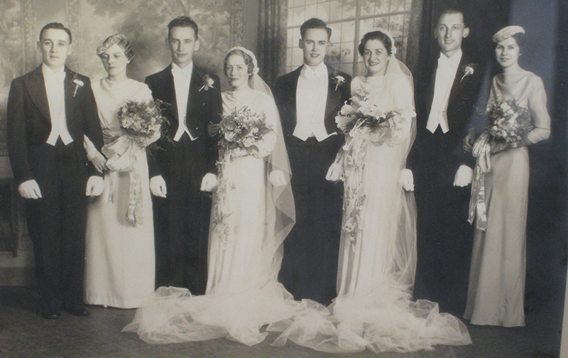 Portrait de quatre couples de mariage le jour du mariage