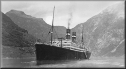 Le navire, Volendam, dans le port avec des collines en arrière-plan.