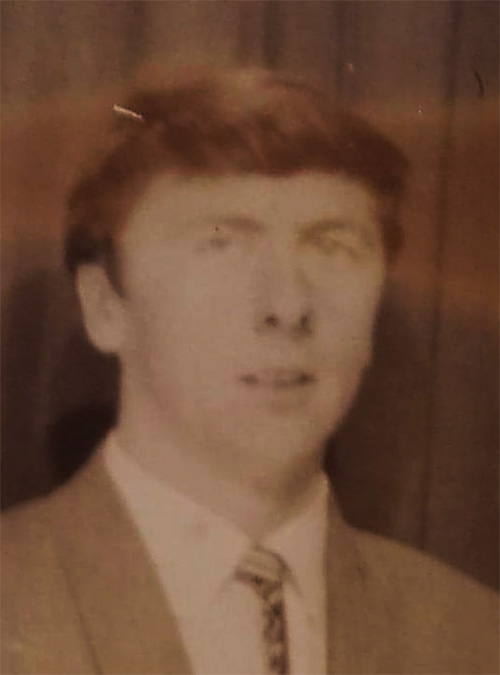 Image d’archives d’un jeune homme en costume.