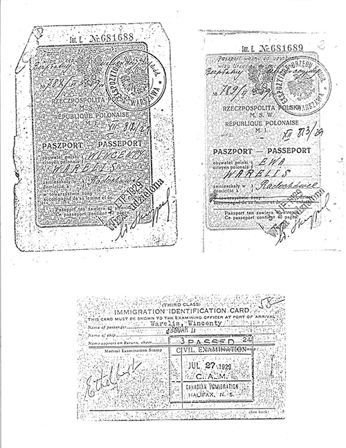 Trois papiers sur un papier blanc contiennent un timbre.