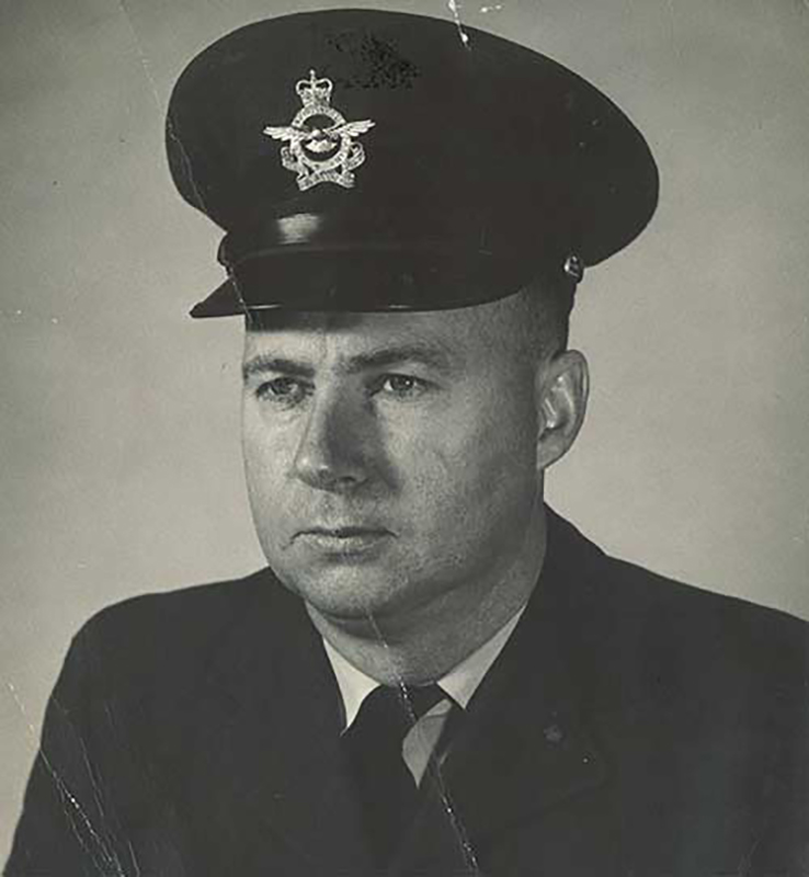 Un homme en uniforme pose pour un portrait.