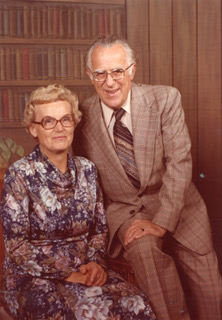 Un homme et une femme assis posent pour une photo.